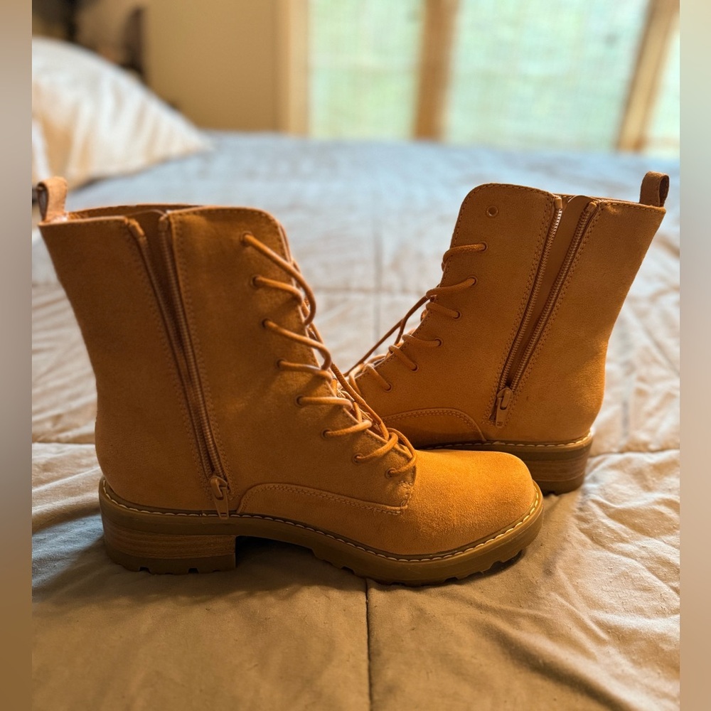 Size 8 1/2 Universal Thread side zip ankle boots